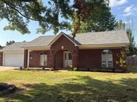 Building Photo - 3 Bedroom Home with Fenced Backyard