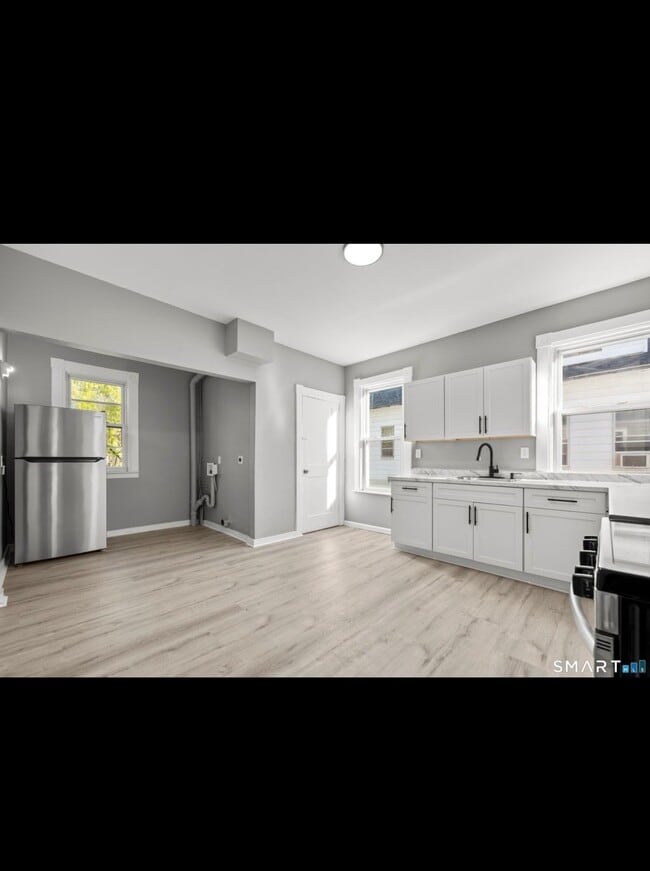 Building Photo - 362 Sigourney St