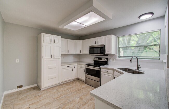 Building Photo - 13215 Bunker Hill Dr