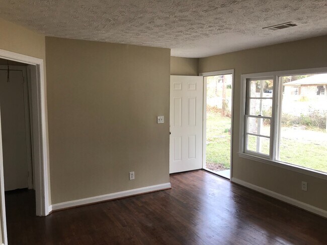 Building Photo - **AVAILABLE NOW**3 or 4 Bedroom / 1.5 Bathroom Home for Rent in Columbus, GA