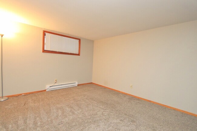 Building Photo - 322 Maple Dr