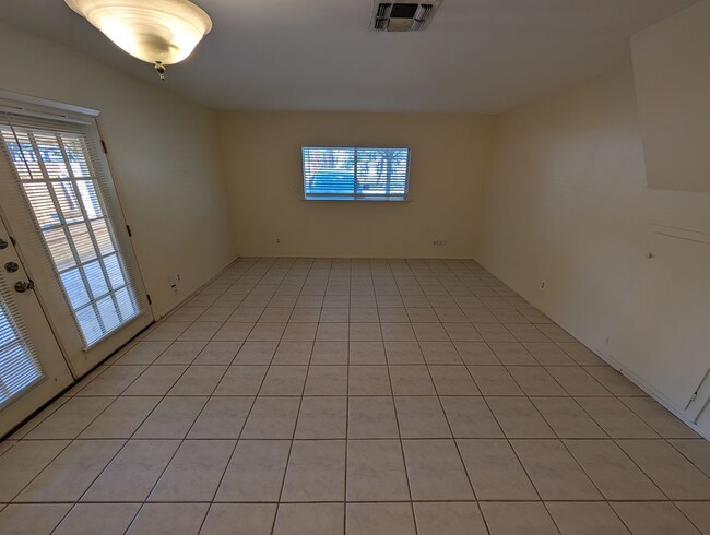 Building Photo - Walk to the Comal River, Schlitterbahn, & Downtown NB /1/1 Duplex with Courtyard! Includes Fridge...