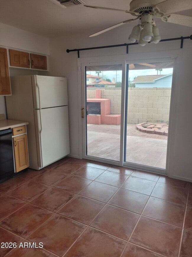 Building Photo - 2034 S Playa