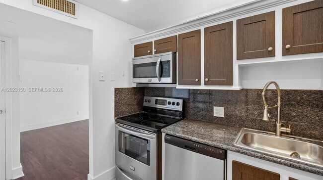 Building Photo - 20335 W Country Club Dr