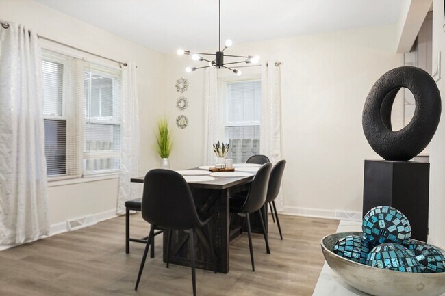 Building Photo - 366 N Hemlock Ave