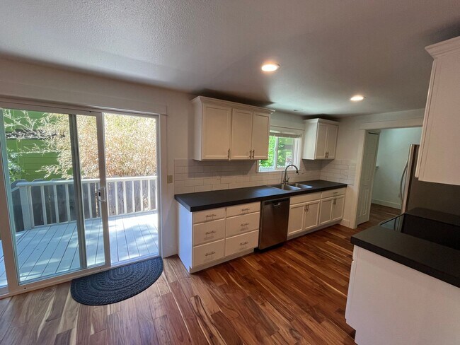 Building Photo - Charming Three Bedroom Home on Bend's West...