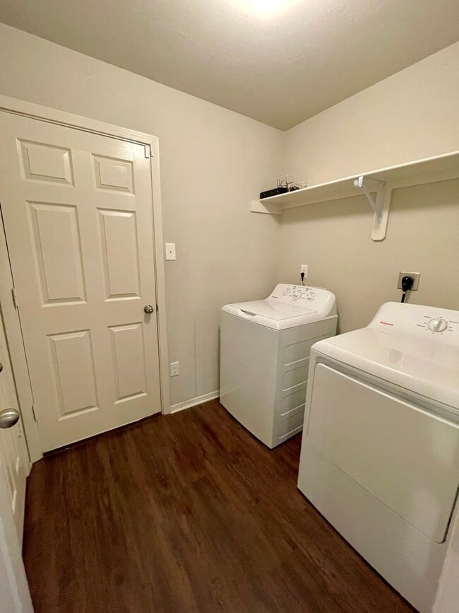 Building Photo - Three bed,  two bath in Valley View available now