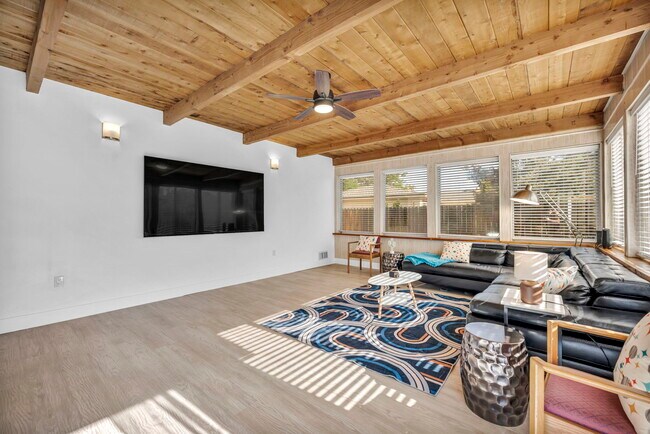 Building Photo - 405 Gregory Way