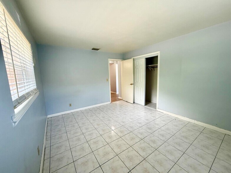 Building Photo - 3161 Avenue H E