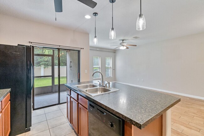 Building Photo - MOVE IN SPECIAL-Beautiful 2/2.5 Townhome W...