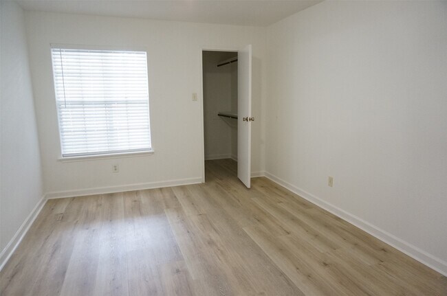 Building Photo - 7400 Bellerive Dr