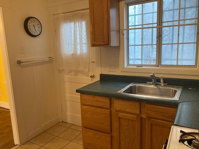 Building Photo - *****BEAUTIFUL STUDIO UNIT IN DOWNTOWN LB***