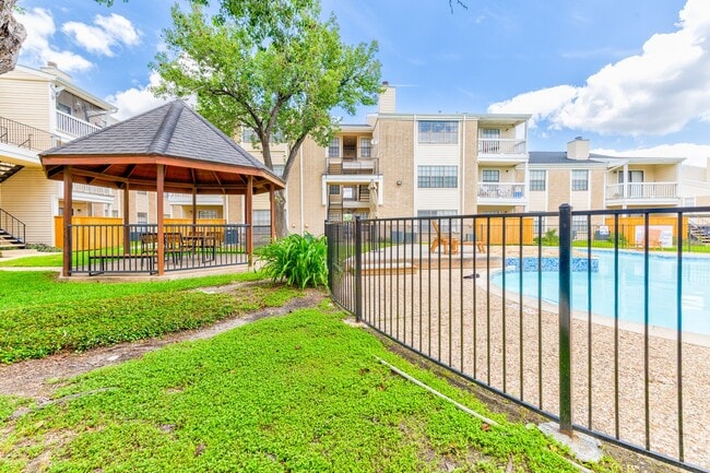 Building Photo - 2750 Holly Hall St