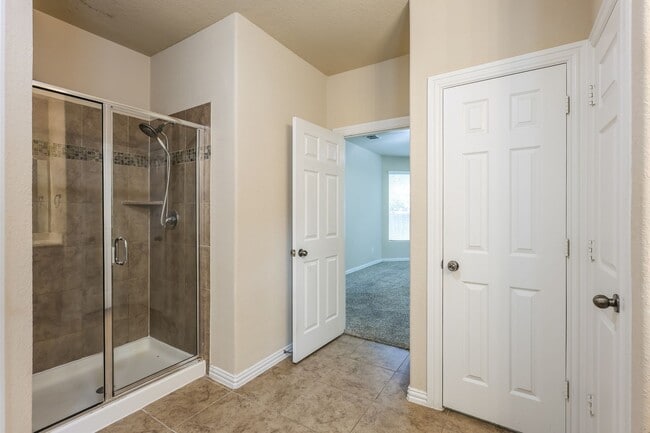 Building Photo - Charming Home In Gated Community