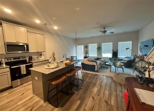 Building Photo - 115 Buckingham Ln