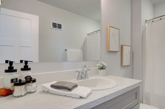 Building Photo - 5242 Fallon St