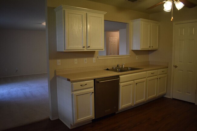 Building Photo - 4bd/2ba house close to shopping and Ft. Hood!