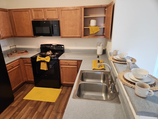 Kitchen + Breakfast Nook - Rise Crown View