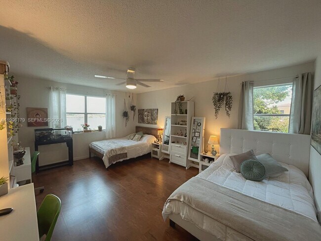 Building Photo - 605 Ives Dairy Rd