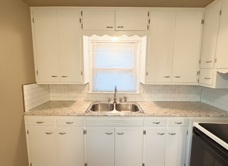 Building Photo - 1205 E Rose Dr