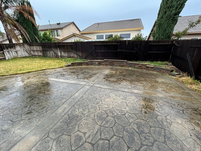 Building Photo - Desirable Location