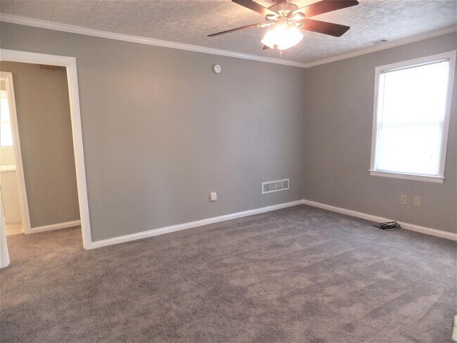 Building Photo - 214 Edgewood Dr