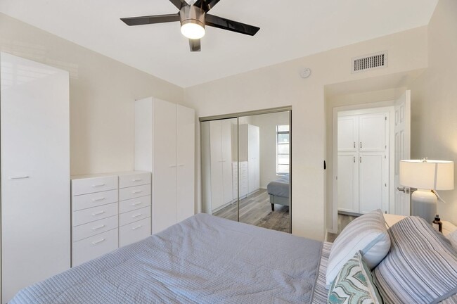 Building Photo - REMODELED/FURNISHED 1 Bed Condo in PRIME L...