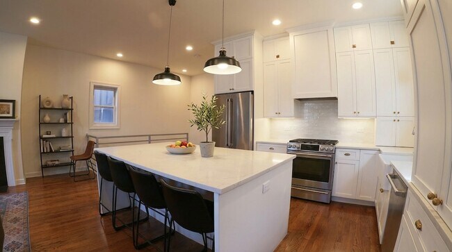 Building Photo - 2140 W Schiller St