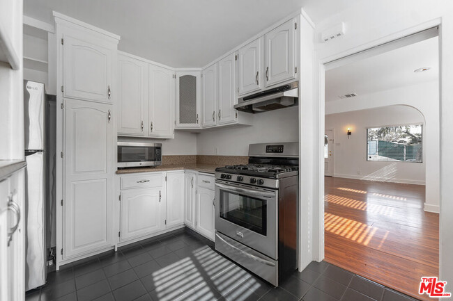 Building Photo - 927 N Edinburgh Ave