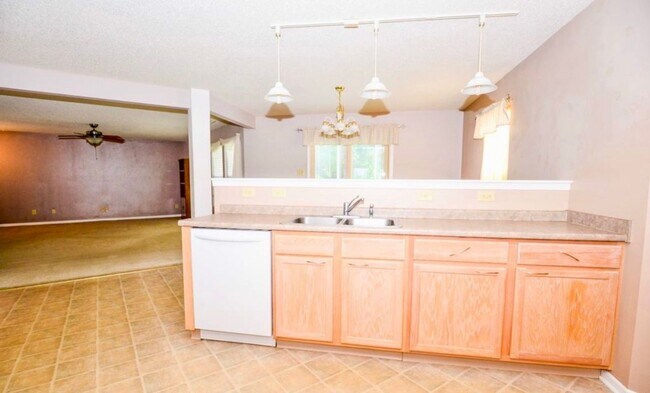Building Photo - Spacious 2 Story Home in Southeast Lafayette