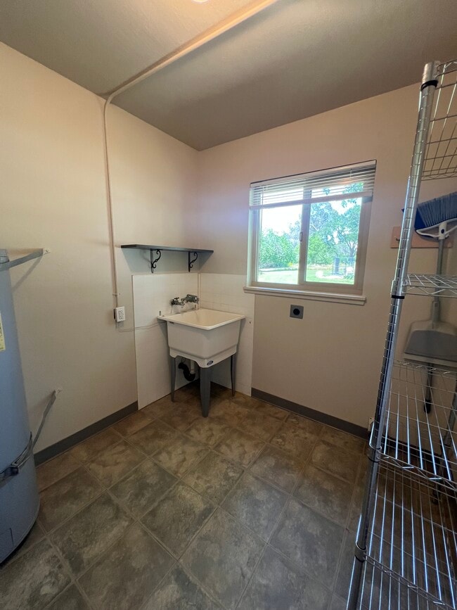 Building Photo - 7119 Pleasants Valley Rd