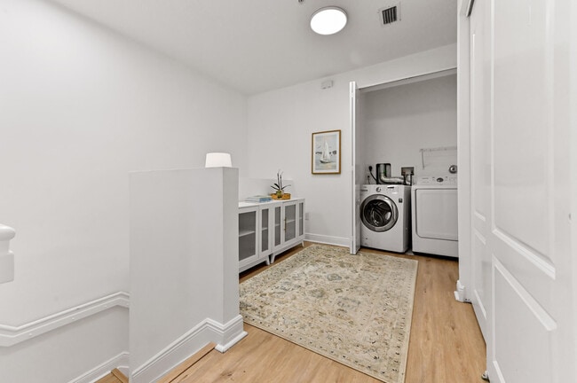 Building Photo - 642 NW 38th Cir