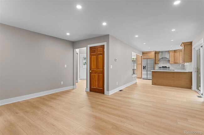 Building Photo - 6552 Orion Rd