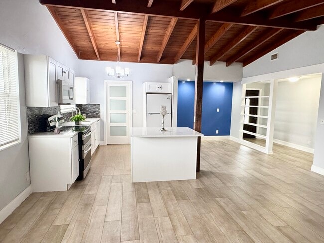 Building Photo - 350 Cypress Dr