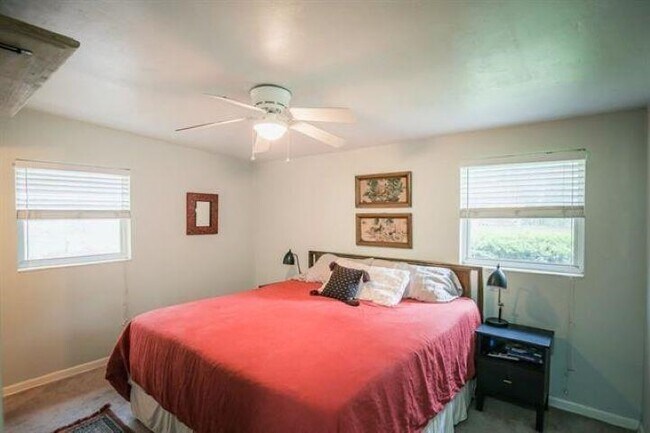 Building Photo - 820 Chestwood Ave