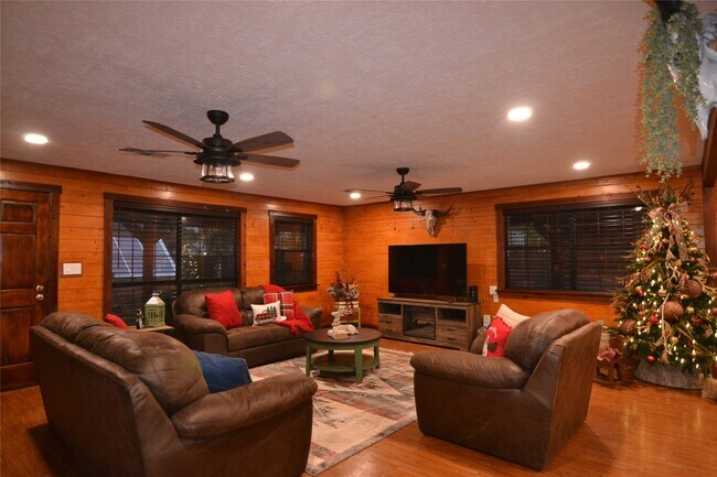 Building Photo - 2611 Primrose Dr