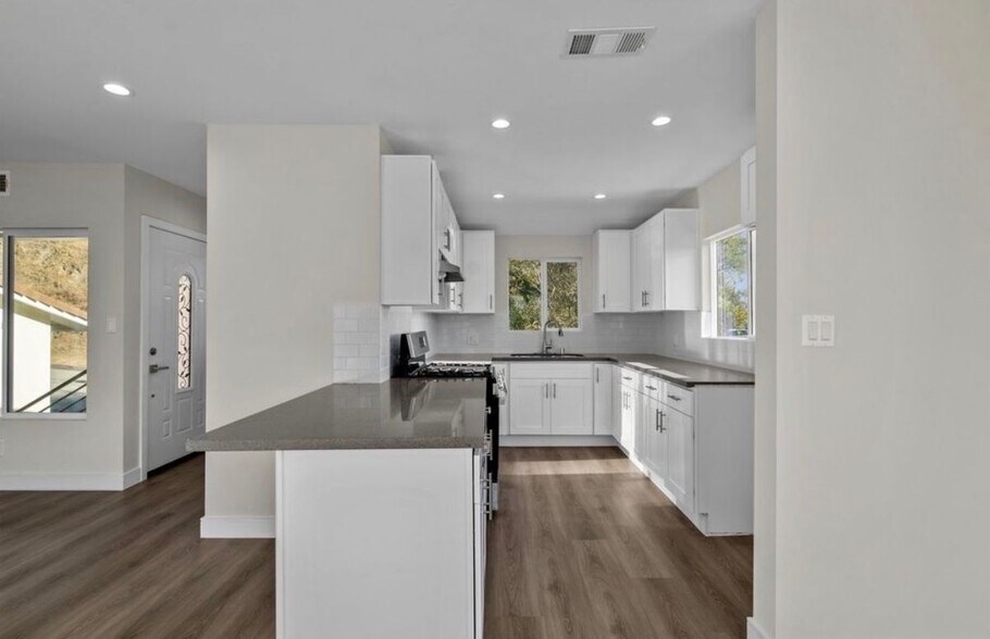 Building Photo - 1881 Verdugo Loma Dr