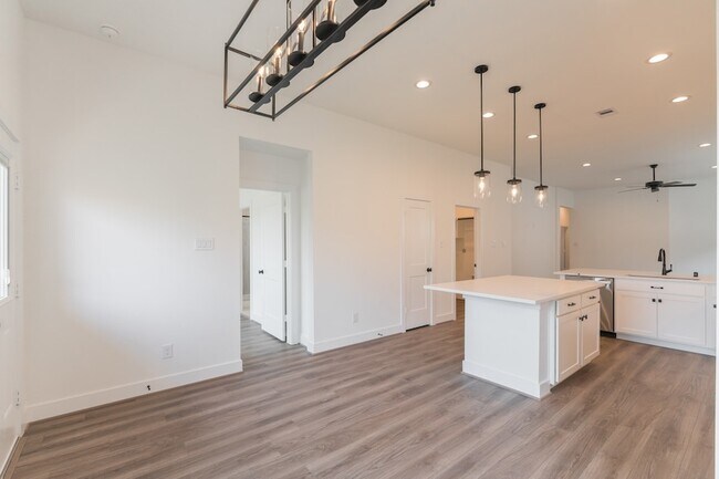 Building Photo - 10726 Pine Pink