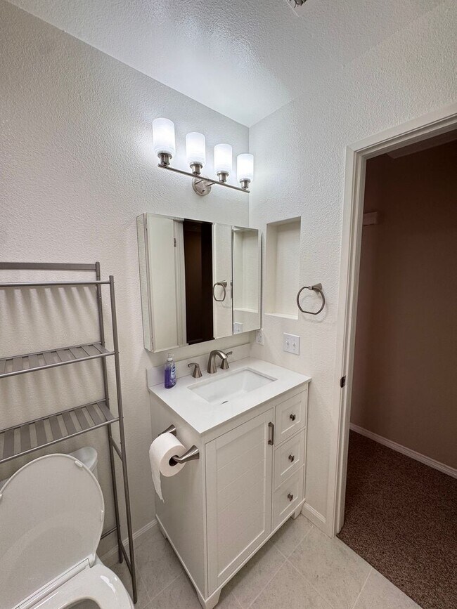 Building Photo - Updated 3-Bed Home with Oversized Garage & Huge Driveway