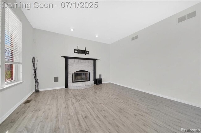 Building Photo - 2565 River Woods Dr N