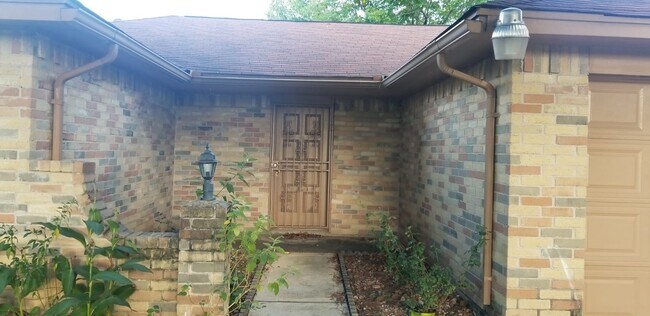 Building Photo - 527 Oakdale Dr