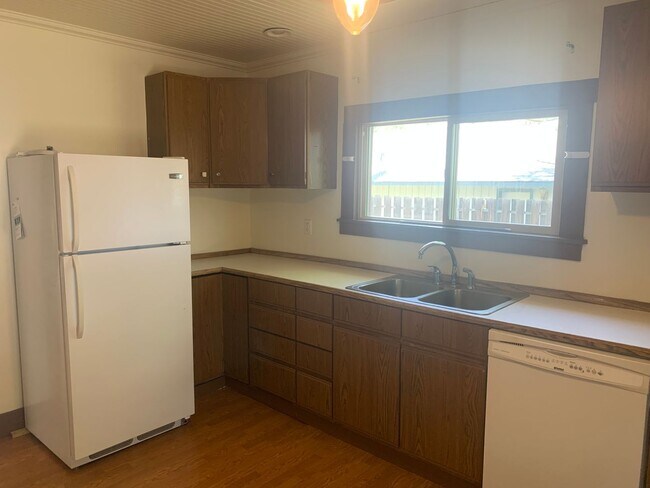 Building Photo - Spacious 3 bedroom home with two separate ...