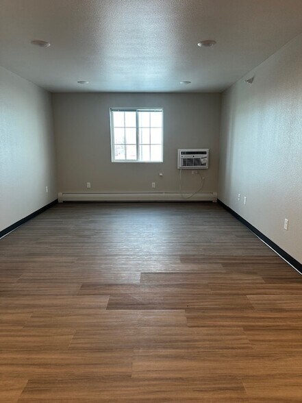 Building Photo - 15 19th Ave SW