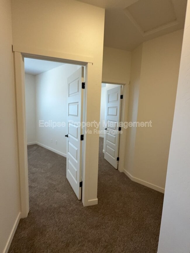 Building Photo - 250 Sasha St