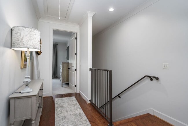 Building Photo - Beautiful 3 Bed 3.5 Bath Available Fall 20...