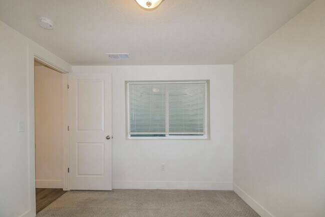 Building Photo - Spacious 3 Bed, 2.5 Bath Pet-Friendly Home with Central Air & 2-Car Garage! - Available NOW!