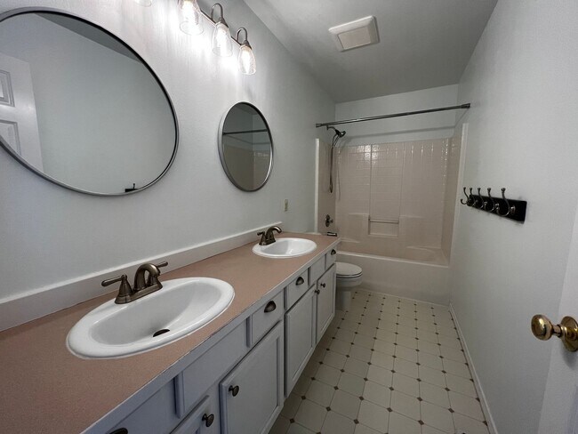 Building Photo - Dupont 4 bedroom plus loft home