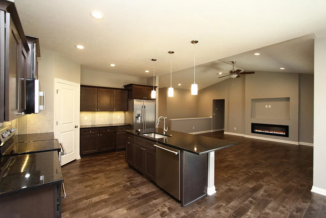 Building Photo - 5 Bedroom and 3 Bathroom House available J...