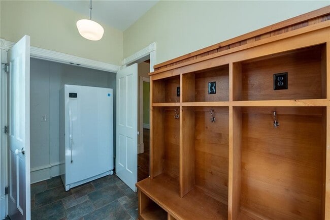 Building Photo - 765 Woodland Ave SE