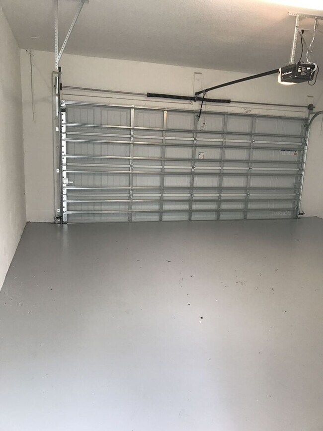 Building Photo - Newer 3/2.5ba Home at The Oaks in Moss Park with FREE Internet, Cable and Phone